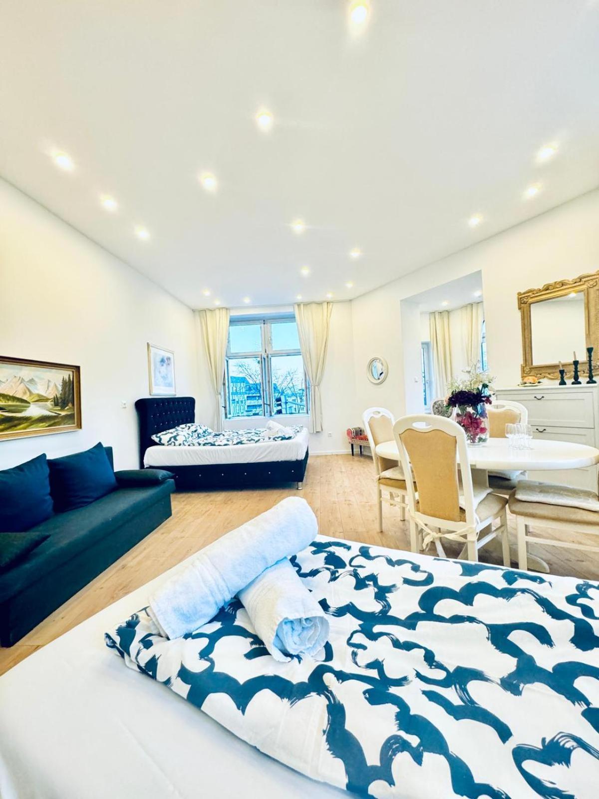Appartamento Spacious 3br Shared 11minute Stroll To Atzgersdorf Park Vienna