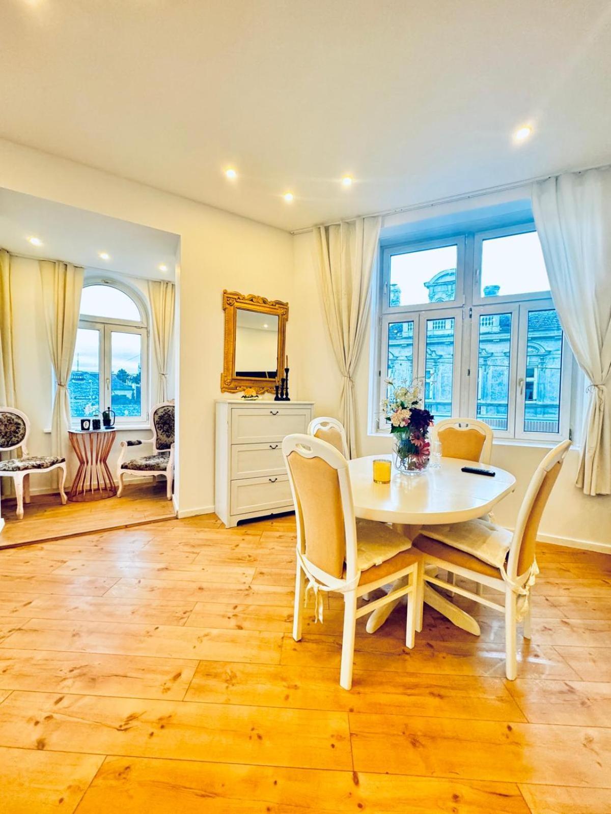Spacious 3br Shared 11minute Stroll To Atzgersdorf Park Appartamento Vienna